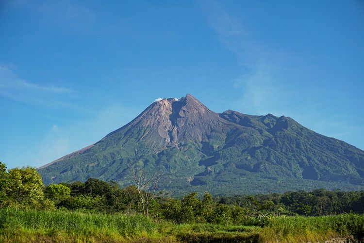 Gunung Merapi: Lokasi, Sejarah Letusan, Mitos, dan Jalur Pendakian