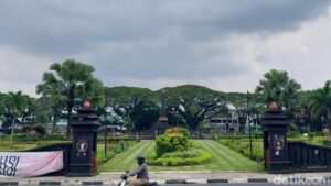 Alun-Alun Kota Malang: Daya Tarik, Lokasi dan Harga Tiket