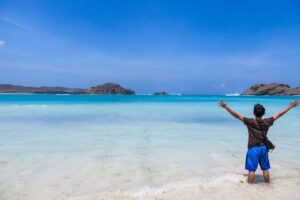 Berwisata ke Pantai Tanjung Aan Lombok, Bisa Berselancar dan Berenang