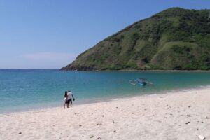 5 Tips Berkunjung ke Pantai Mawun Lombok, Pemandangannya Masih Asri