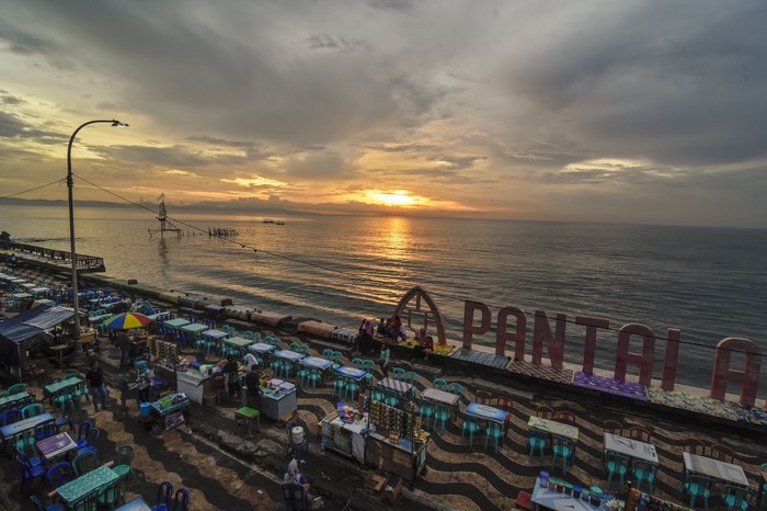 Wisata Pantai Ampenan, Surga di Tengah Kota Tua Mataram