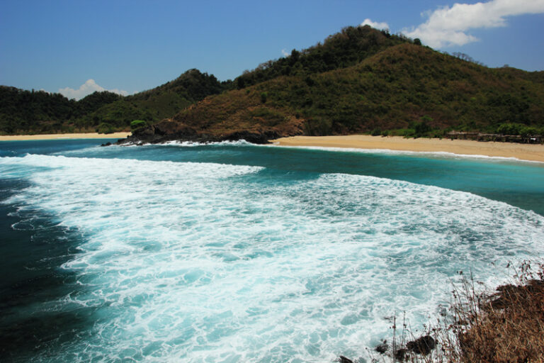 Pantai Mawi, Tersembunyi Namun Banyak Dikunjungi Peselancar Mancanegara