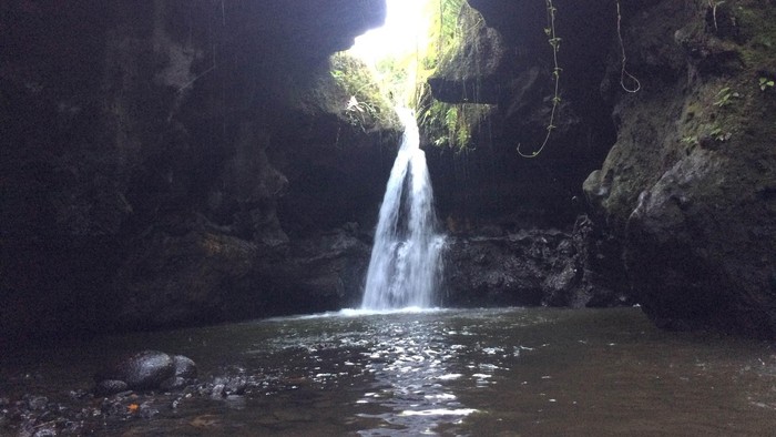 Air Terjun Burung Walet, Keindahan Tersembunyi di Balik Gua Lombok Timur