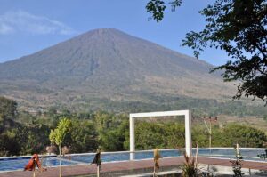 Mendaki Gunung Rinjani: dari neraka ke surga dan kembali lagi