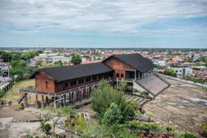 Mengenal Radakng, Rumah Adat Terbesar di Indonesia Milik Suku Dayak