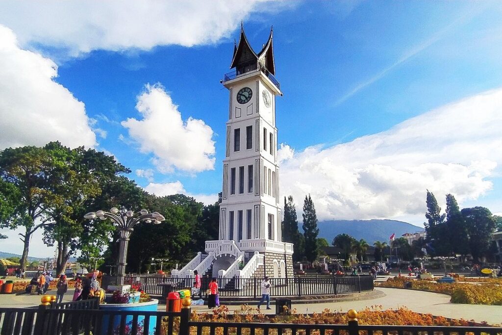 Pengalaman Naik ke Atas Puncak Jam Gadang, Ada Apa di Dalamnya?