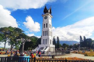 Pengalaman Naik ke Atas Puncak Jam Gadang, Ada Apa di Dalamnya?