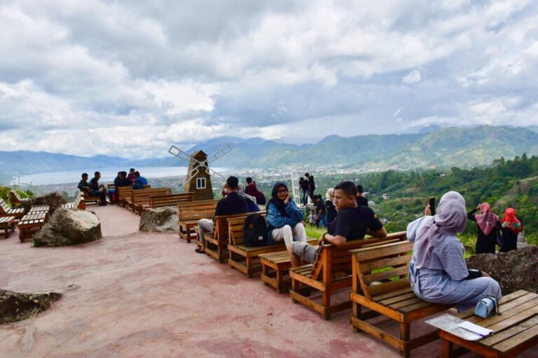 Buntul Rintis, Tempat Melihat Danau Lut Tawar dari Ketinggian