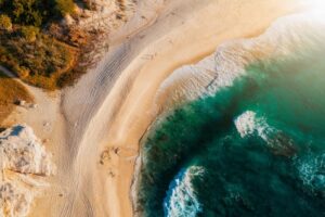 7 Pantai Pasir Putih di Jawa Tengah yang Wajib Dikunjungi