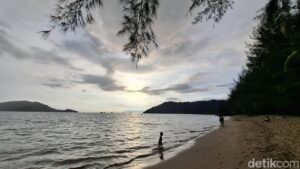 Tips Wisata Murah ke Pantai Carolina Padang