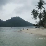 Sensasi Berkemah di Pulau Pasumpahan dan Sirandah