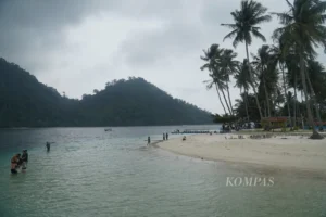 Sensasi Berkemah di Pulau Pasumpahan dan Sirandah