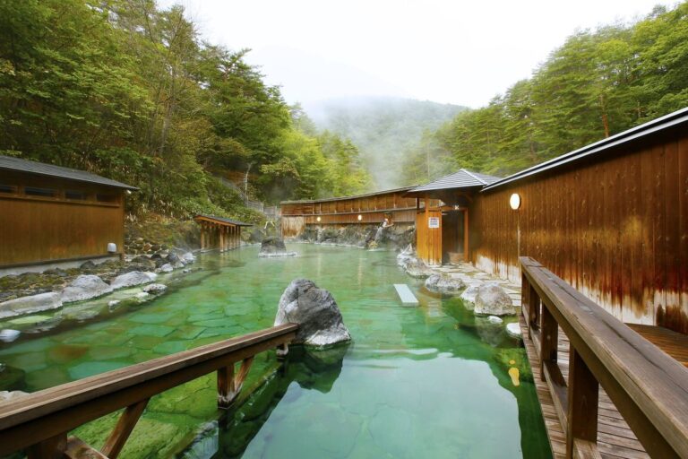 Kota Onsen Paling Terkenal di Jepang, Pas untuk Healing Saat Musim Gugur